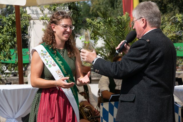 Grossansicht in neuem Fenster: Hopfakranzlfest Hallertauer Hopfenkönigin