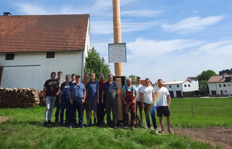 Maibaum Kreutenbach 2024 - Helfer am Maibaum