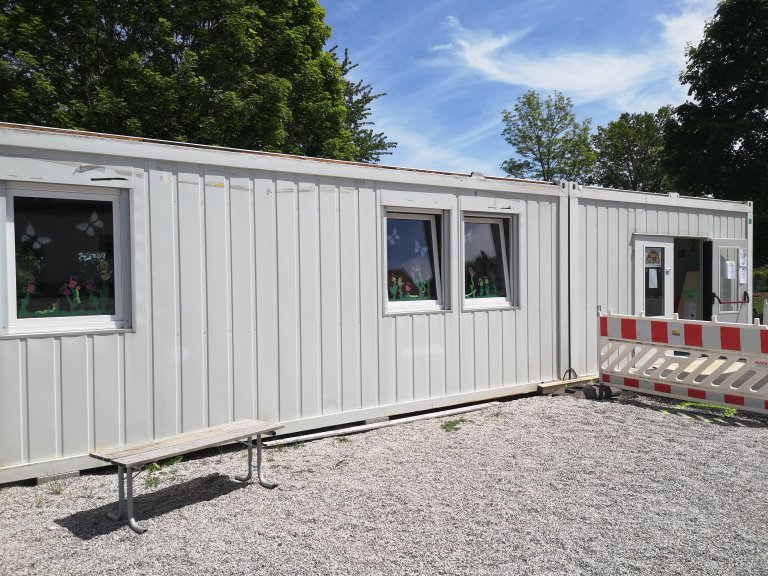 KiKri 5. Gruppe - Aussenansicht vorne mit liebevoll bemalten Fenstern KiKri 5. Gruppe - Aussenansicht vorne mit liebevoll bemalten Fenstern