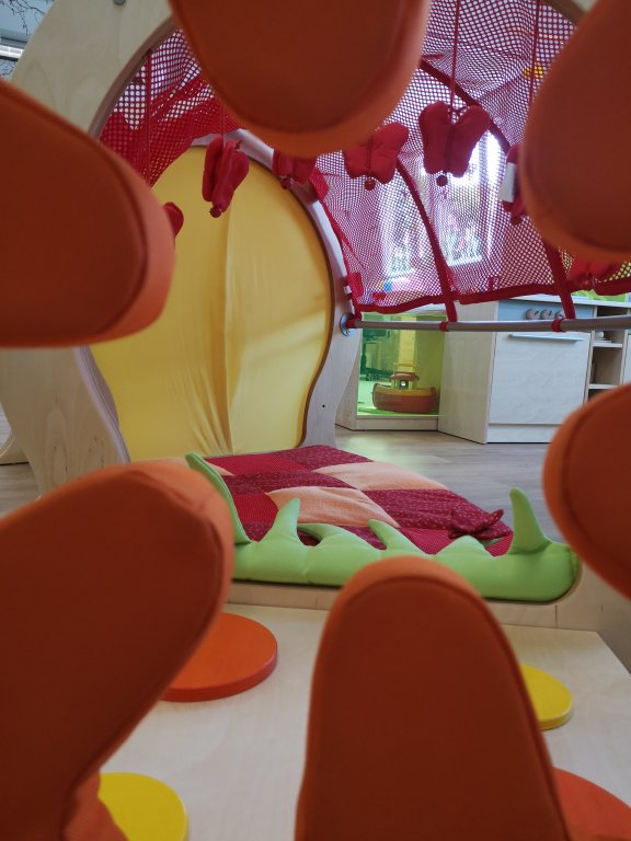 KiKri 5. Gruppe - Blick durch den Spieltunnel KiKri 5. Gruppe - Blick durch den Spieltunnel