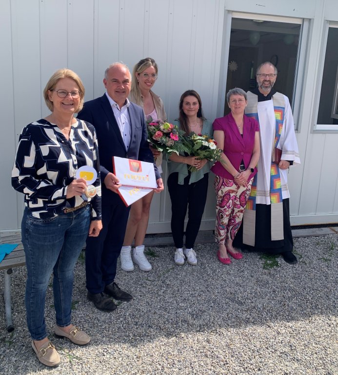 KiKri Regenbogen Container - Einweihung Ehrengäste.jpg KiKri Regenbogen Container - Einweihung Ehrengäste.jpg