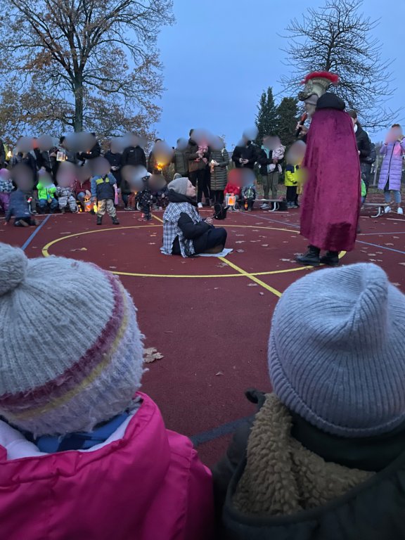 Grossansicht in neuem Fenster: St. Martin_Krippe Regenbogen_2025