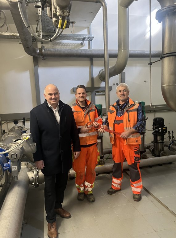 Wasserwart Übergabe mit Zange AT - JF - BGM